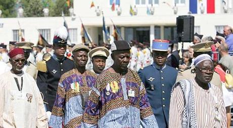 Des tirailleurs sngalais dfilent  Frjus, en septembre 2009,  l'occasion du 150e anniversaire de la cration de leur corps.